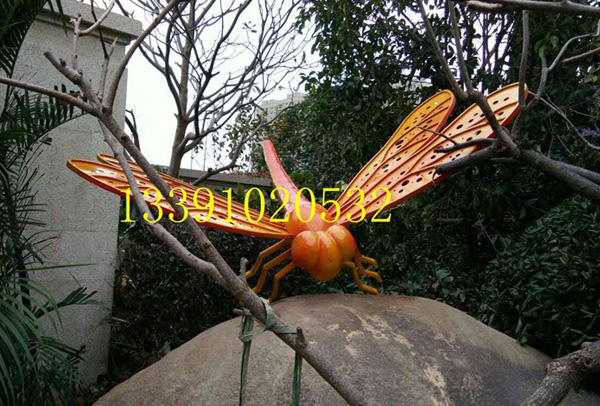 不锈钢雕塑和灯光的结合