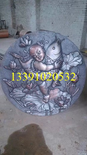小孩抱鱼浮雕